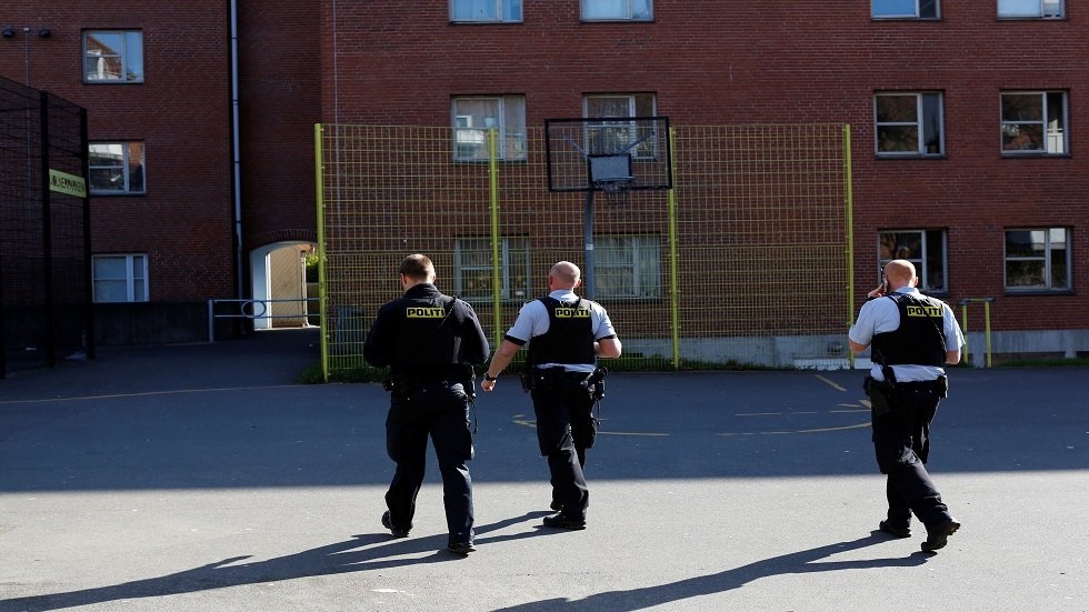 القضاء الدنماركي يدين 3 أشخاص بتهمة تزويد 
