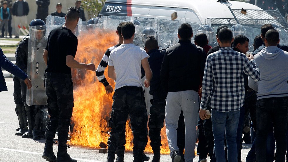 تونسيون يحتجون بعد وفاة شاب أحرق نفسه