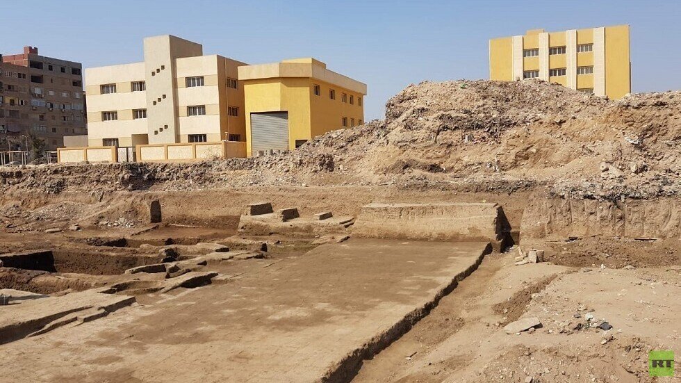 مصر.. اكتشاف جدار أثري وأجزاء من تماثيل ملكية تعود لعصر الدولة الفرعونية الحديثة (صور)