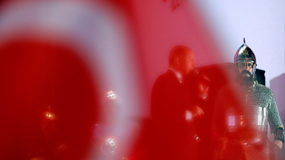 الأتراك يستنطقون الشاشات: نحن قادمون!