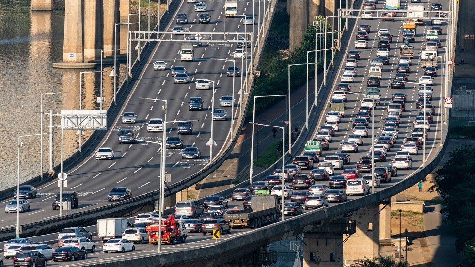 كوري "يراقص الموت" في محاولة تحذير السائقين من "الجليد الأسود" (فيديو)