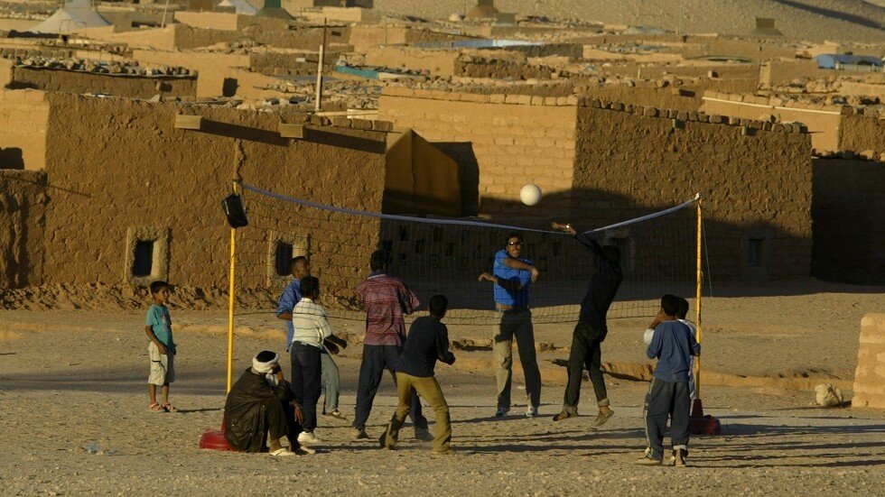 المغرب يمنع 4 برلمانيين إسبان من الدخول إلى الصحراء الغربية ويجبرهم على الرحيل (فيديو)