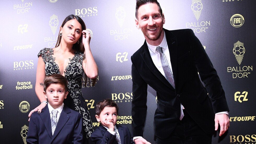 بالفيديو.. ابن ميسي يخطف الأضواء لحظة الإعلان عن الفائز بالكرة الذهبية