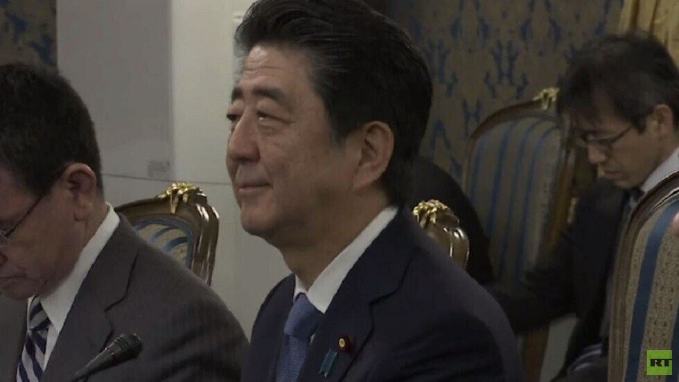 رئيس الوزراء الياباني يتسلم رسالة خطية من الرئيس الإيراني حسن روحاني