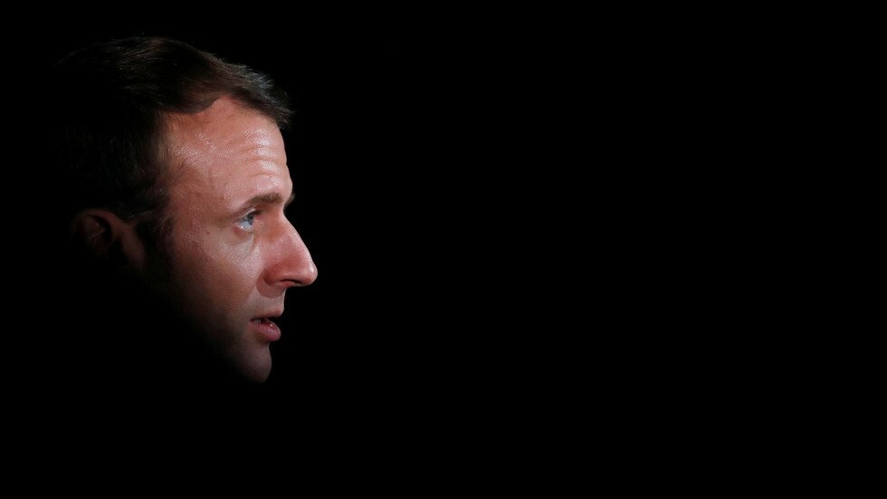 ماكرون يدين تدنيس قبور اليهود..