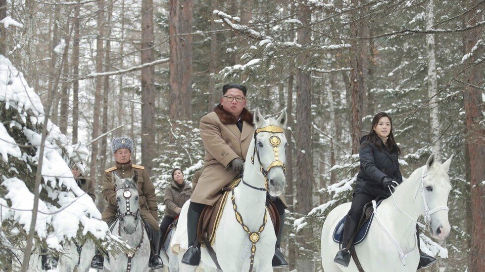 بالصور.. كيم يركب حصانا أبيض مجددا