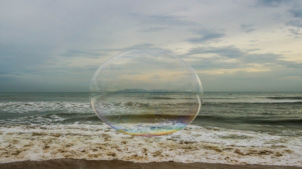 رغوة سامة تجتاح أحد أشهر شواطئ الهند