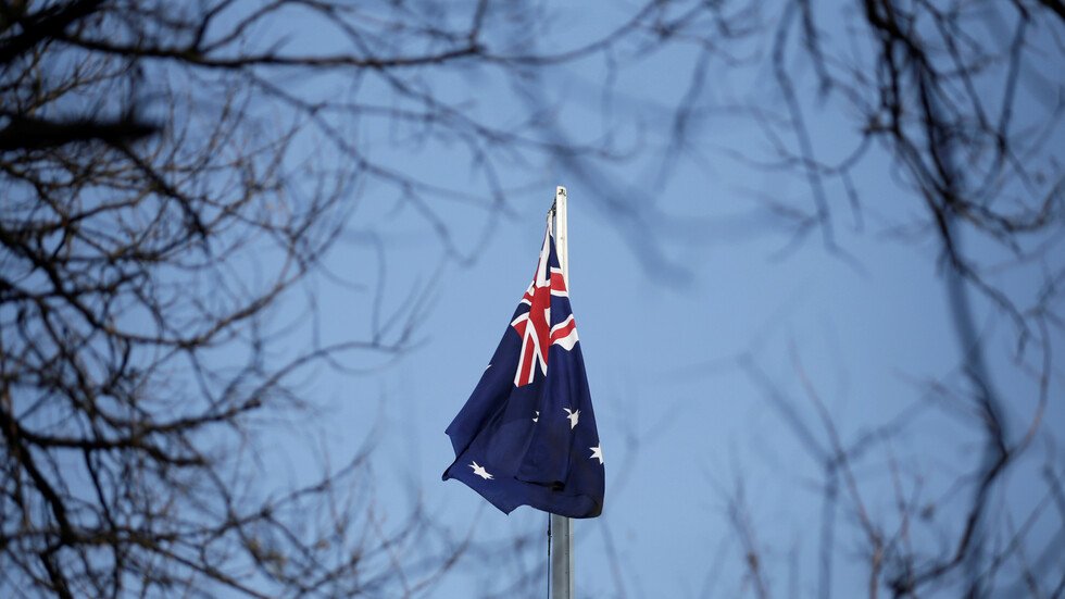 الشيوخ الأسترالي يدعو الحكومة إلى منح اللجوء لصحفيين سعوديين مثليين هربا من المملكة