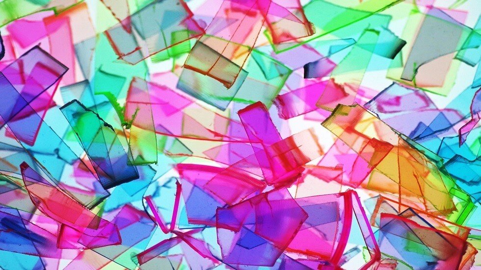 علماء يدرّبون قطعة بلاستيك على