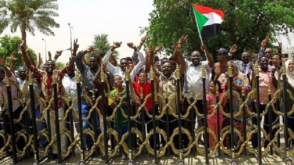 "قوى اﻟﺘﻐﻴﻴﺮ" السودانية ترصد "دعوات اﺳﺘﻨﻔﺎر من حزب البشير مع قرب النطق بحكمه"