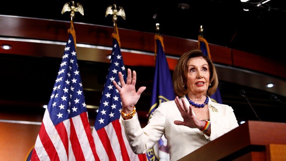 بيلوسي تنعت ترامب بـ"الجبان".. والأخير يرد