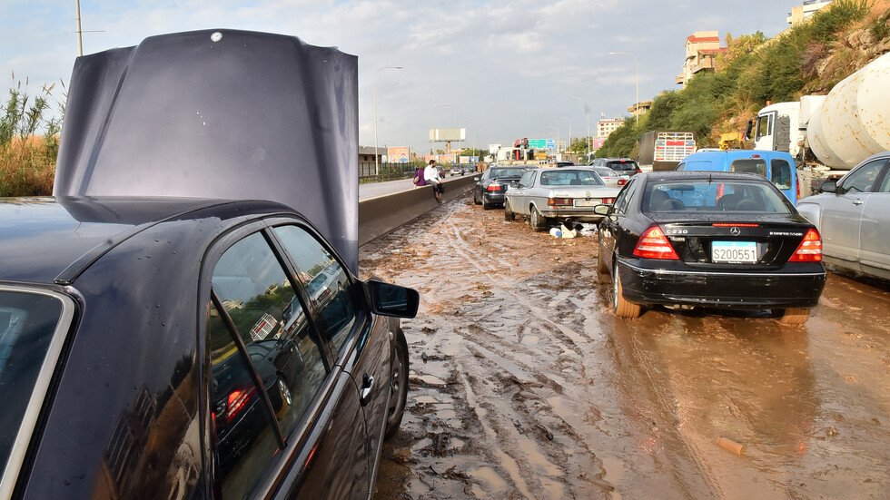 بعد الاحتجاجات الواسعة.. السيول العارمة تقطع الطرقات وتشل عددا من المناطق اللبنانية (فيديوهات)