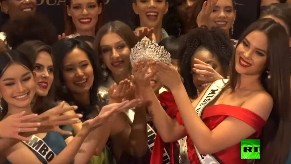 بحضور المتنافسات.. إزاحة الستار عن تاج جديد لملكة جمال الكون