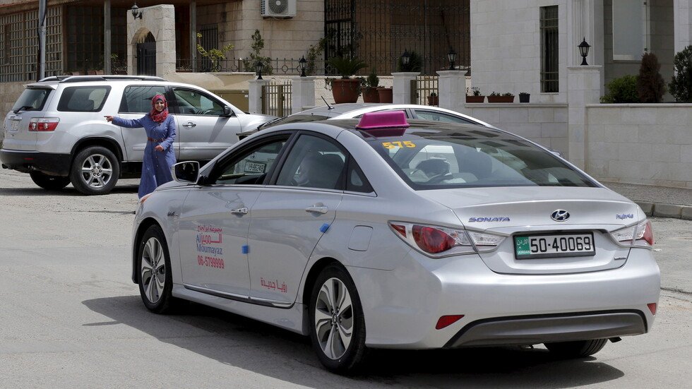 الأردن.. "التكسي المميز" يوضح سبب اعتقال السائق الذي "أعاد مالا وذهبا منسيا في سيارته"