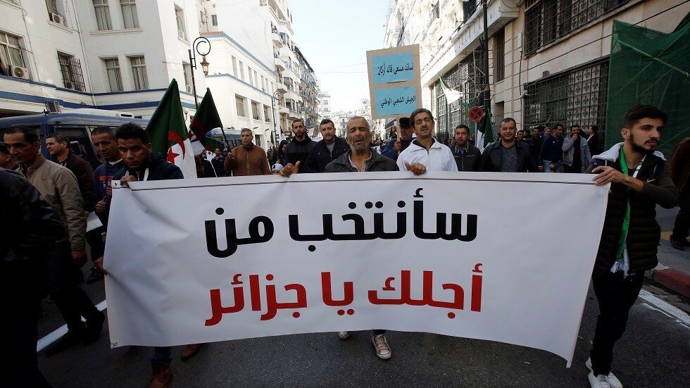 توافد الجزائريين في الخارج على صناديق الاقتراع لاختيار رئيس للبلاد