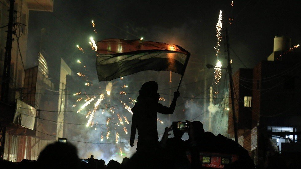 الحشد الشعبي: مجاميع ملثمة بساحة التظاهرات تفرض وجودها بالإرهاب وتخطط لاستفزاز المتظاهرين