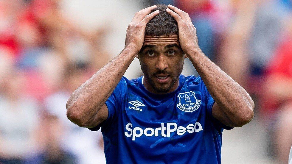 لاعب يعرض نفسه للسخرية بسبب عضلات البطن 