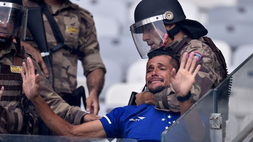 بالفيديو.. أعمال شغب ترافق مغادرة العملاق كروزيرو لدوري الأضواء للمرة الأولى في تاريخه