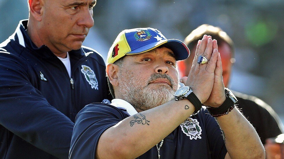 مارادونا.. في مباراة واحدة يضحك عشاقه ثم يبكيهم (فيديو)