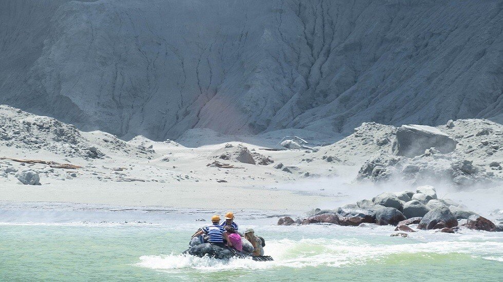 شرطة نيوزيلندا: لم يبق ناجون في الجزيرة التي هزها البركان