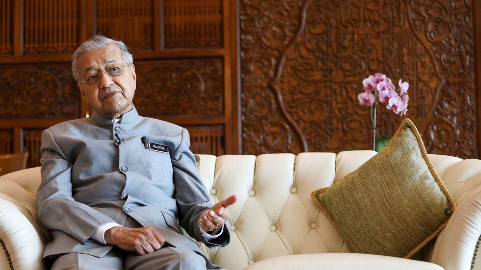 مهاتير يتعهد بترك رئاسة وزراء ماليزيا لأنور لكن ليس قبل قمة "أبك"