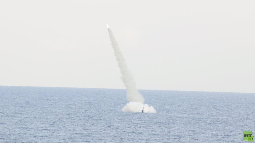 الجيش المصري ينفذ أنشطة عسكرية تدريبية في البحر المتوسط ويطلق صواريخ من الغواصات