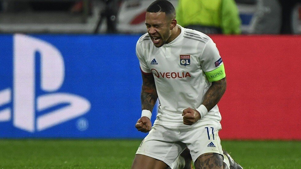 شاهد.. ديباي يطارد مشجعا رفع لافتة "مسيئة"