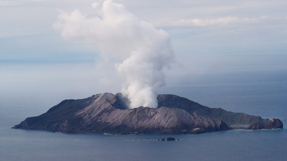 عدد ضحايا بركان نيوزيلندا يرتفع إلى 8 قتلى