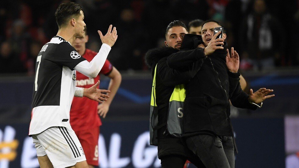 شاهد.. مشجع يثير رعب رونالدو