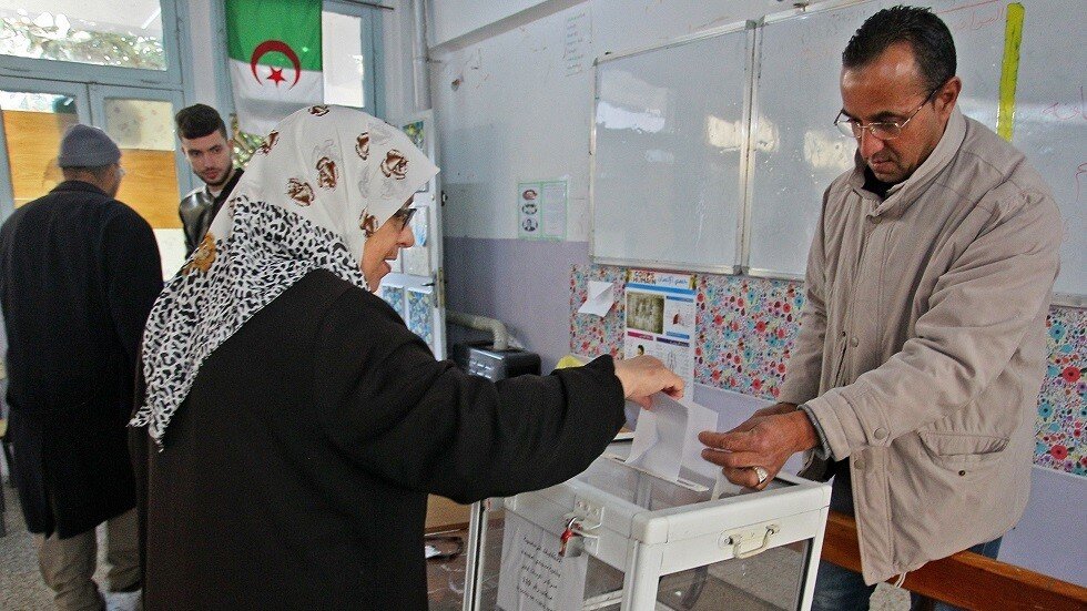 إغلاق مراكز الاقتراع في الجزائر وبدء عملية فرز الأصوات