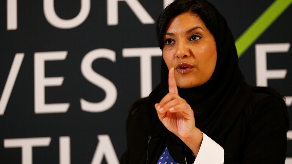 سفيرة السعودية لدى الولايات المتحدة تزور قاعدة بينساكولا بعد تعرضها لهجوم من ضابط سعودي