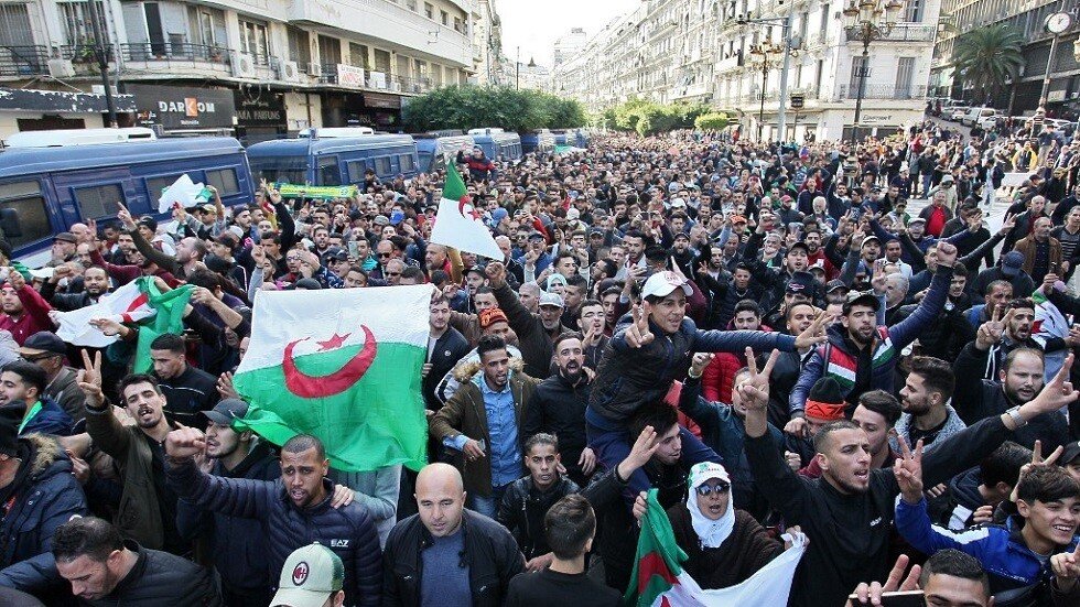 جزائريون يتظاهرون ضد نتائج الانتخابات (فيديو)