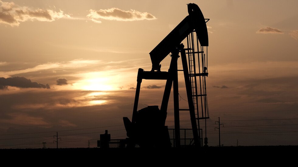 أسعار النفط ترتفع عالميا لأعلى مستوى في 3 أشهر