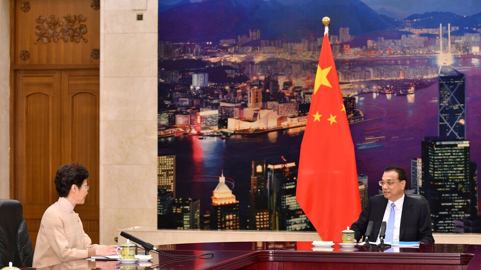 اشتباكات في هونغ كونغ قبيل اجتماع بين زعيمة المدينة والرئيس الصيني