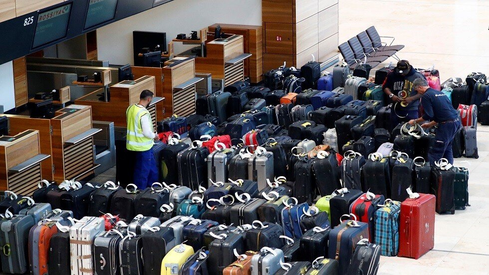 خطأ بسيط وشائع يرتكبه المسافرون قد يفقدهم أمتعتهم