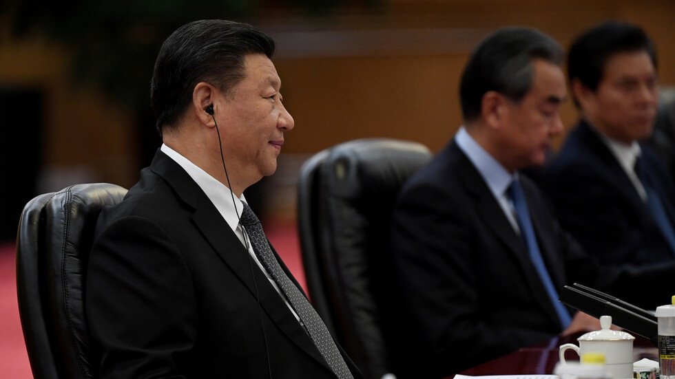 شي جين بينغ يتعهد بدعم زعيمة هونغ كونغ