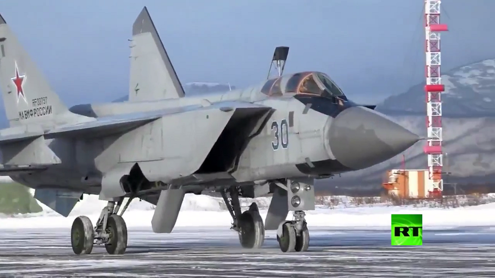 مشاهد تحبس الأنفاس.. مناورات خطيرة بطائرات 