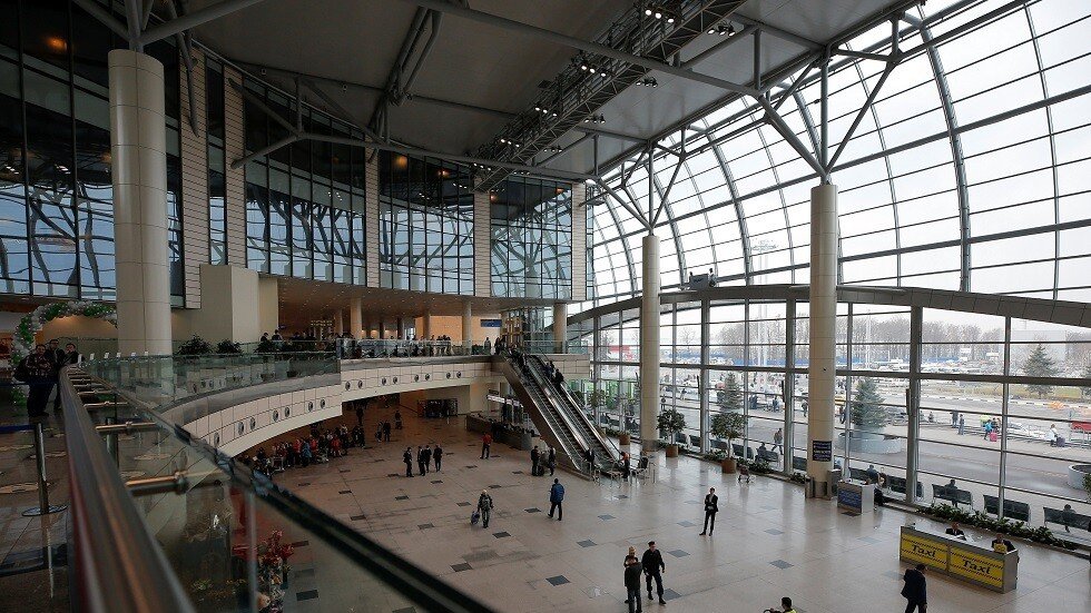 الإعلام العبري: توقيف عشرات الإسرائيليين في مطار بموسكو