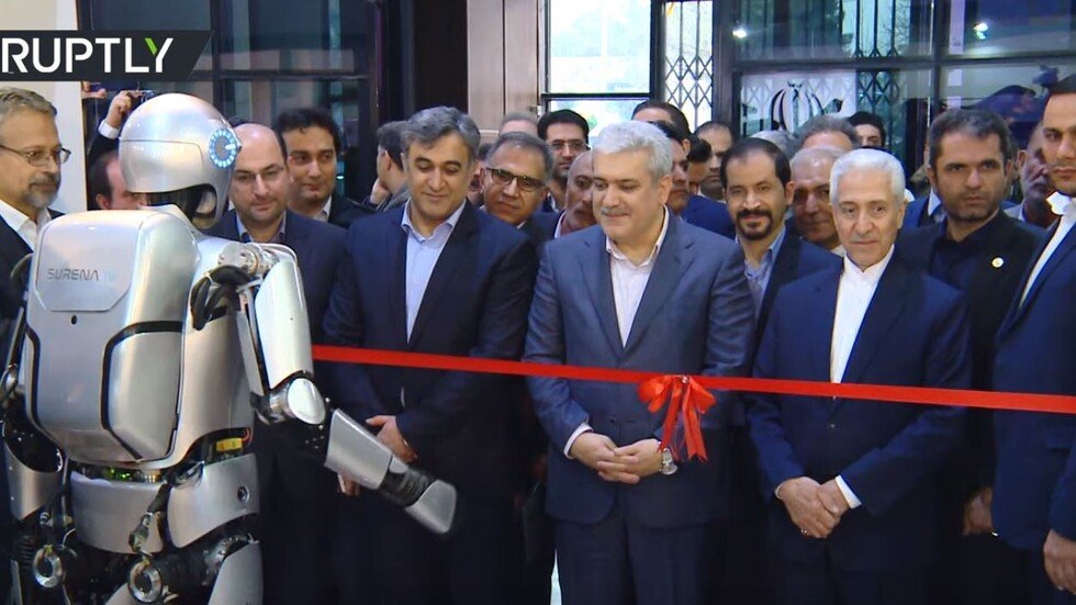 روبوت يرحب بزوار معرض للمعدات والمواد المخبرية في طهران