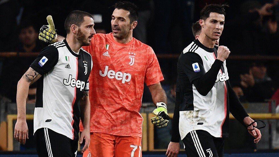 يوفنتوس ينتزع الصدارة 