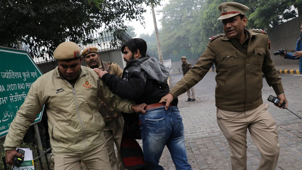 الهند.. اعتقالات جماعية وقطع خدمات الإنترنت والهواتف وسط مظاهرات متصاعدة