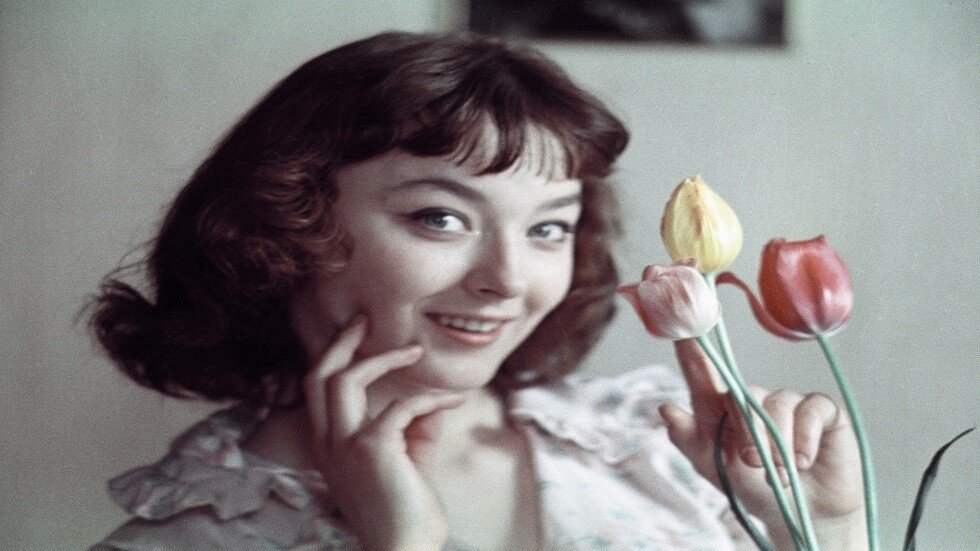 بوتين يهنئ فنانة روسية مشهورة بعيد ميلادها الـ75