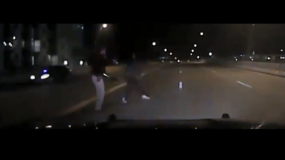 لحظة مقتل مواطن قطري على يد رجل أمن أمريكي