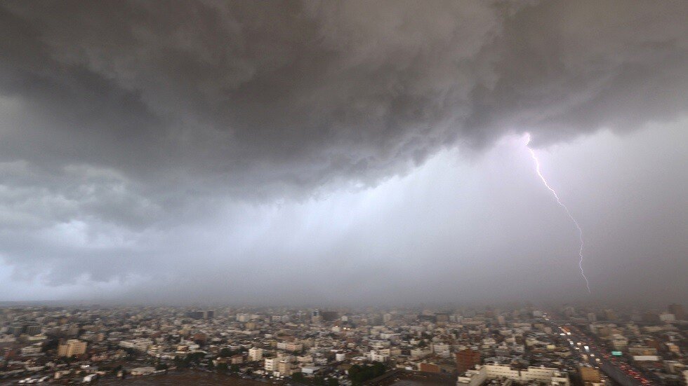 الضباب يخيّم على غرب السعودية وسط هطول مطري غزير