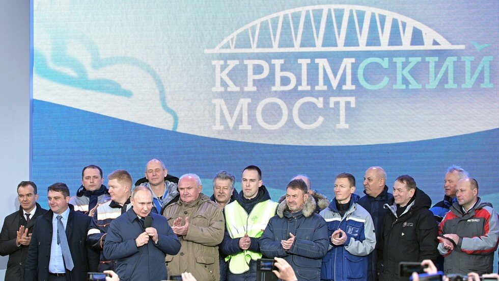 بوتين يدشن خط القطارات عبر جسر القرم لربط الجزيرة بباقي الأراضي الروسية