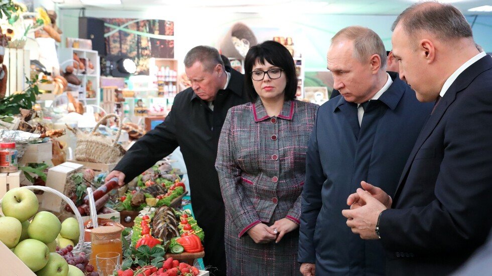 بوتين لأحد المسؤولين: ارفع يدك عن المرتديلا!