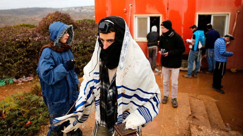 محكمة إسرائيلية تجبر مستوطنين على إخلاء منزل احتلوه في الخليل قبل 15 عاما