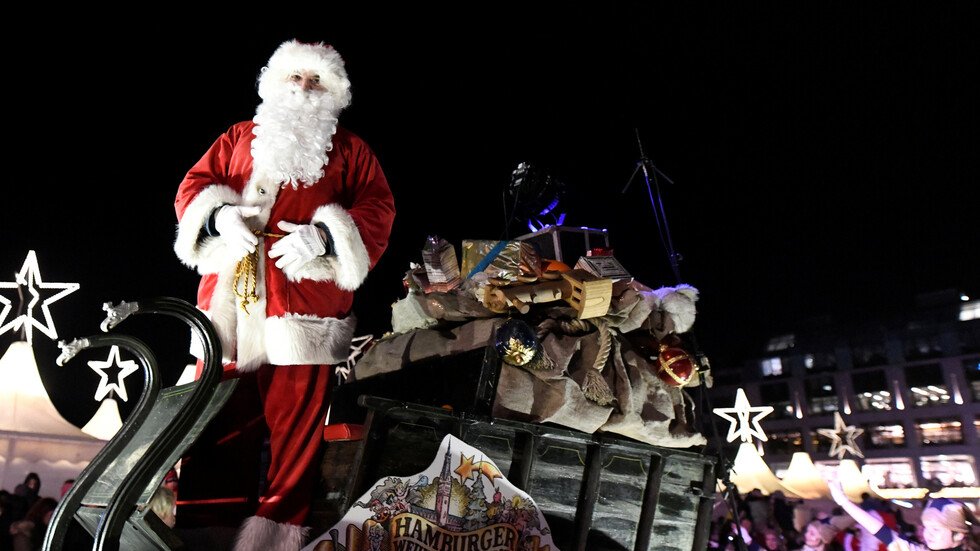 عربة بابا نويل تتجول في سماء لبنان!