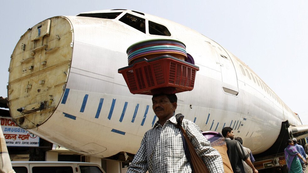 طائرة قديمة تنحصر بين شاحنة وجسر في حادثة غريبة بالهند (فيديو)