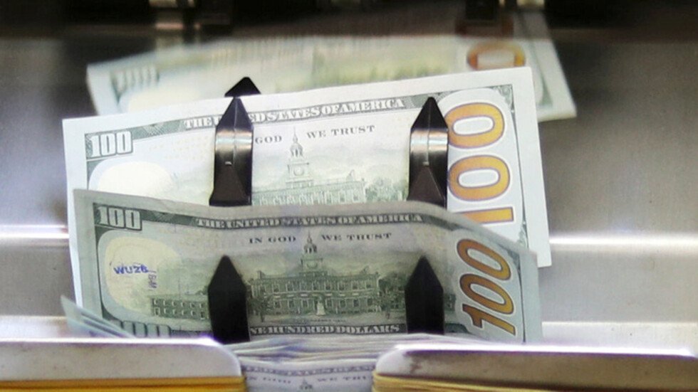 خبيرة مصرية تكشف لـRT أسباب انخفاض الدولار  المفاجئ في مصر